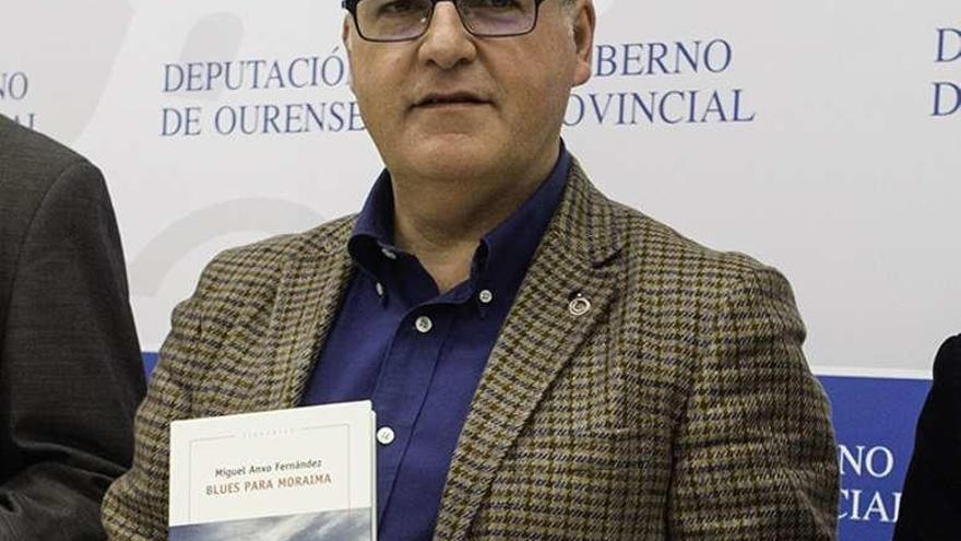 Manuel Baltar, con el último premio de novela Blanco Amor. // FdV
