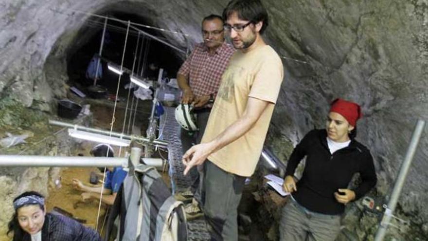 Arturo de Lombera y Xosé Pedro Rodríguez, coordinadores de la excavación, dirigen las operaciones en la entrada del yacimiento de Cova Eirós.