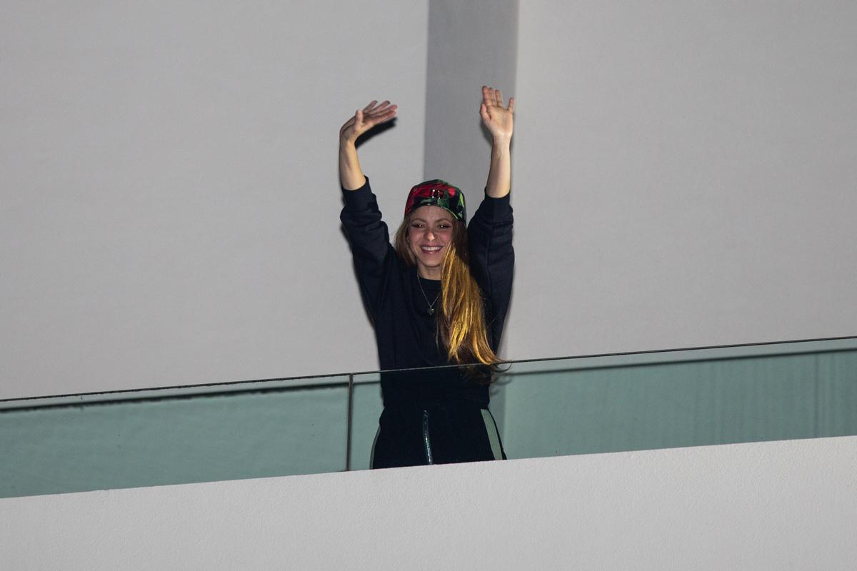 Shakira saluda a sus fans en su casa de Esplugues de Llobregat