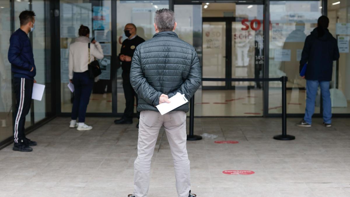 Varias personas aguardan a la entrada del SOIB de Vila.