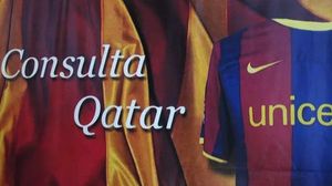 Un grup de barcelonistes està recopilant firmes perquè la decisió d’incloure la publicitat de Qatar Foundation a la samarreta del Barça sigui consultada als socis.