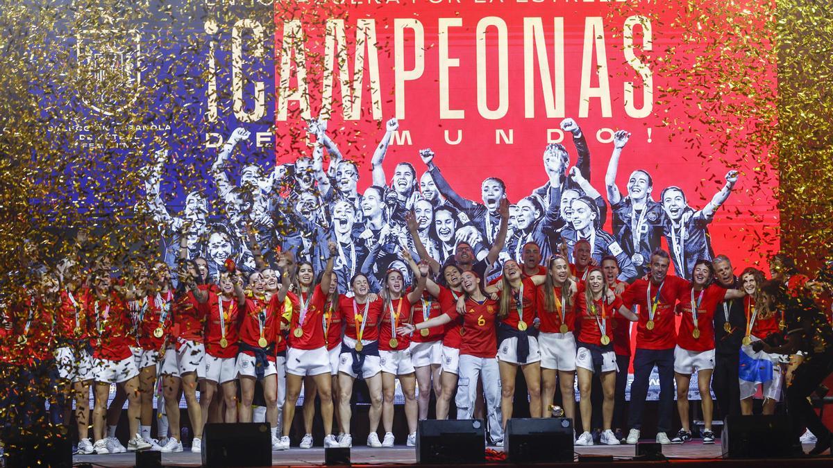La selección española femenina de fútbol, nueva campeona del Mundo, durante la celebración con la afición este lunes en la explanada Puente del Rey, en Madrid Río.