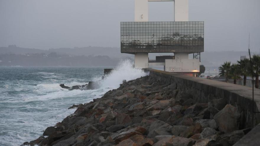 Fuerte viento y oleaje en la torre de control marítimo.