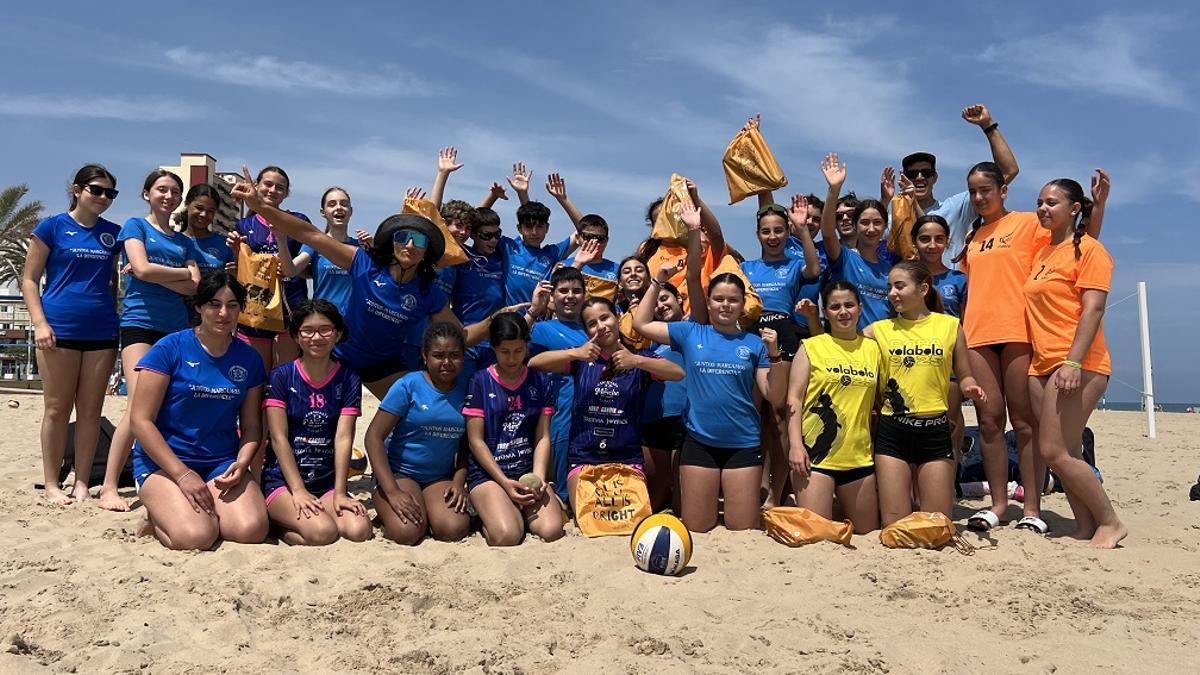 Los y las participantes en el campus de voley playa del CV Gandia