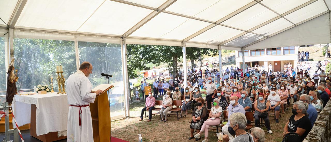 Francisco Javier de Ramiro, oficiando la misa por Santa Marta de Ribarteme en 2021.