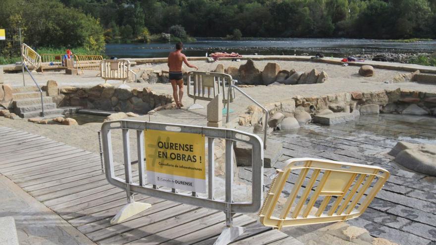 Pozas públicas y gratuitas de A Chavasqueira, con las vallas y la obra rematada, según Amigos das Termas.   | // IÑAKI OSORIO