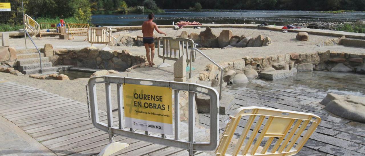 Pozas públicas y gratuitas de A Chavasqueira, con las vallas y la obra rematada, según Amigos das Termas.   | // IÑAKI OSORIO