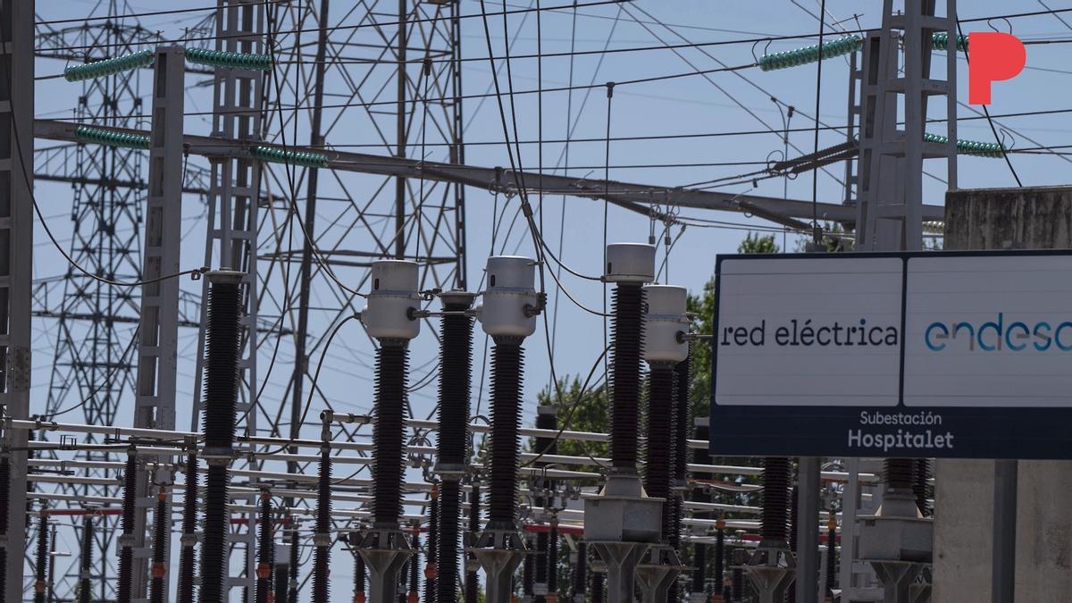 Un incendio y una avería dejan sin luz a unos 87.000 vecinos del área de Barcelona