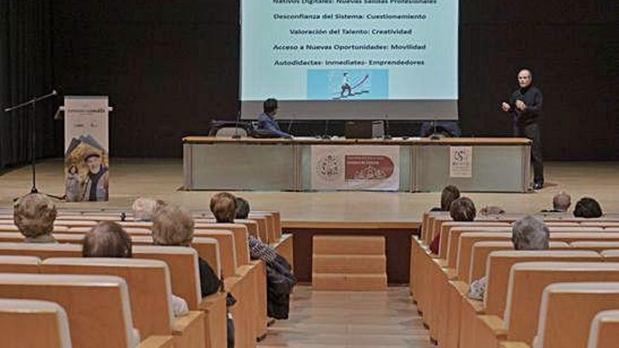 Los profesores José Alonso García Moralejo (de pie) y Manuel Jesús Fiz Ramos, durante la charla.