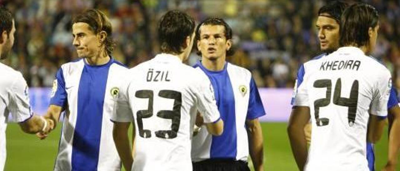 Saludo de los jugadores en el Hércules-Real Madrid de 2010.