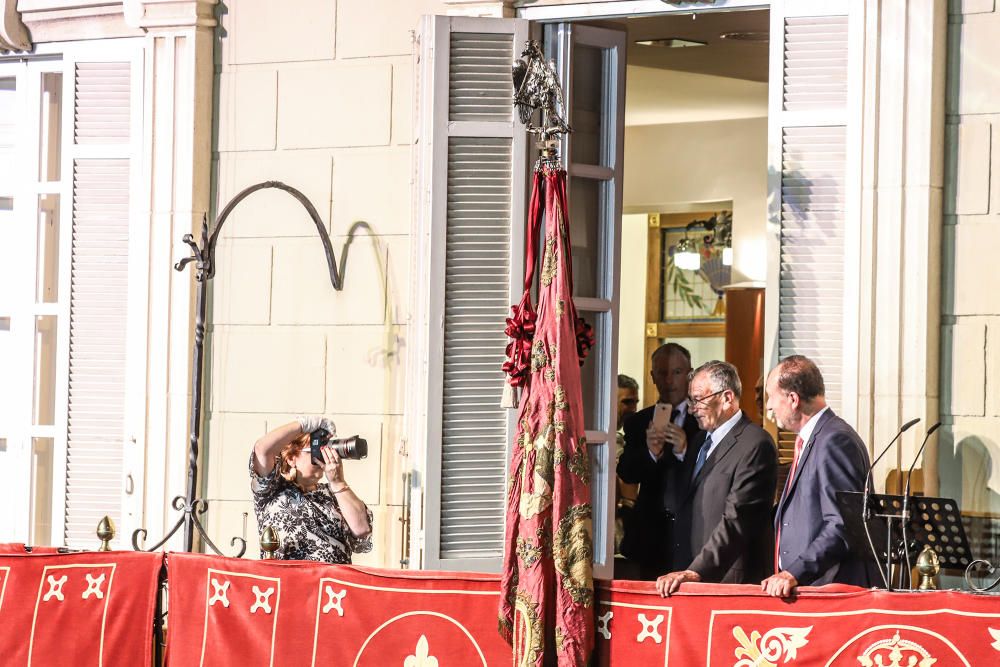 Exhibición de la Gloriosa Enseña del Oriol y primeras horas dela procesión cívica por las calles de Orihuela