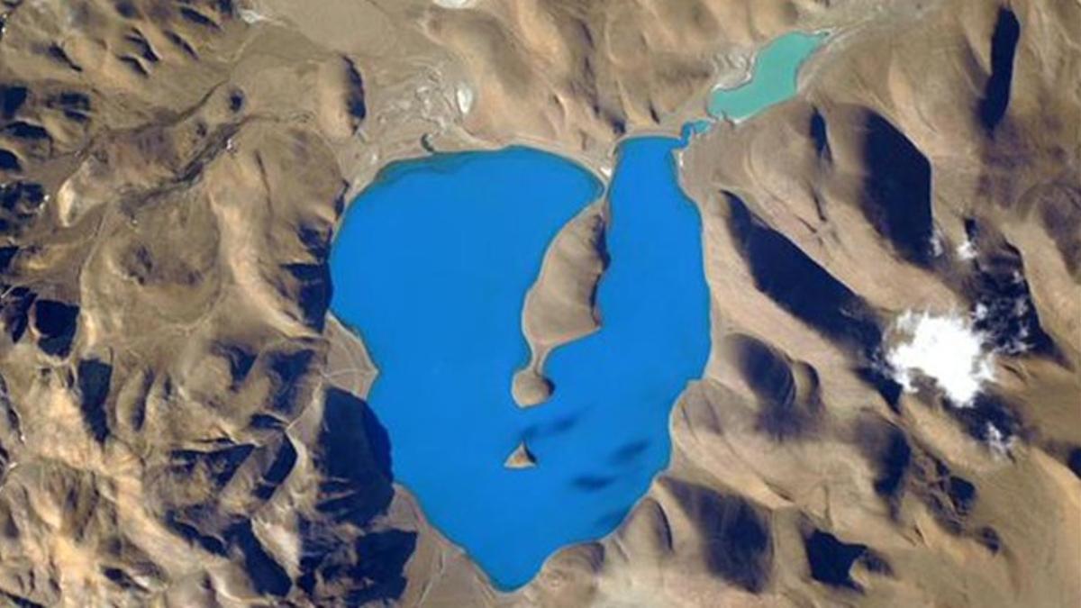 El pequeño lago Womo, en China, observado desde la ISS.