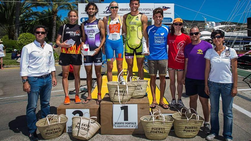 Los primeros clasificados posan en el podio tras la entrega de trofeos.