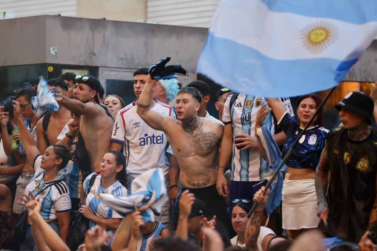 El centro de Alicante, lleno de hinchas argentinos para ver la semifinal del Mundial frente a Inglaterra