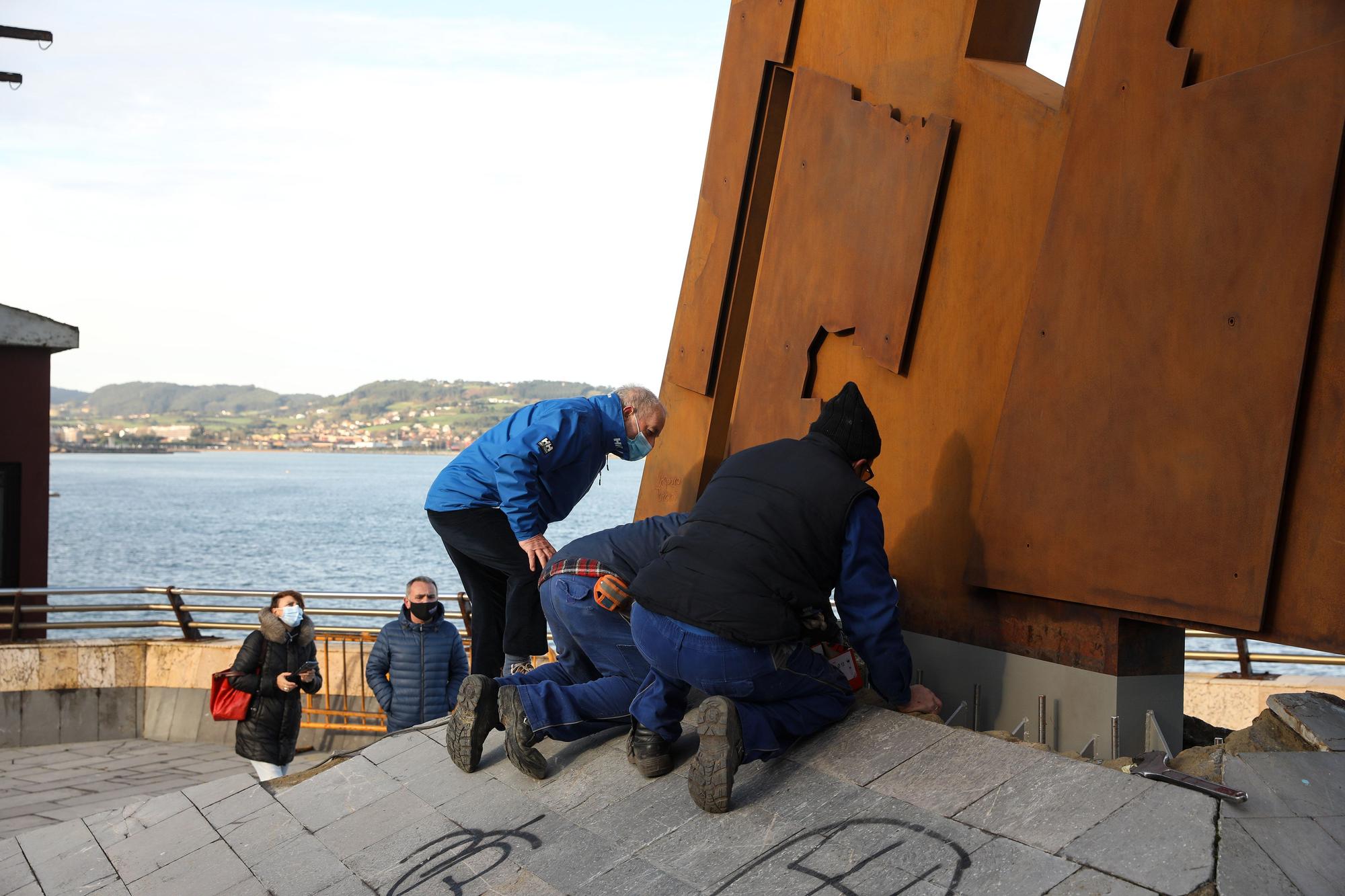 Instalación de la escultura Nordeste, ya restaurada