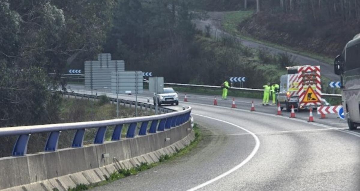 Reparación de carreteras dañadas por los temporales en la comarca, esta mañana.
