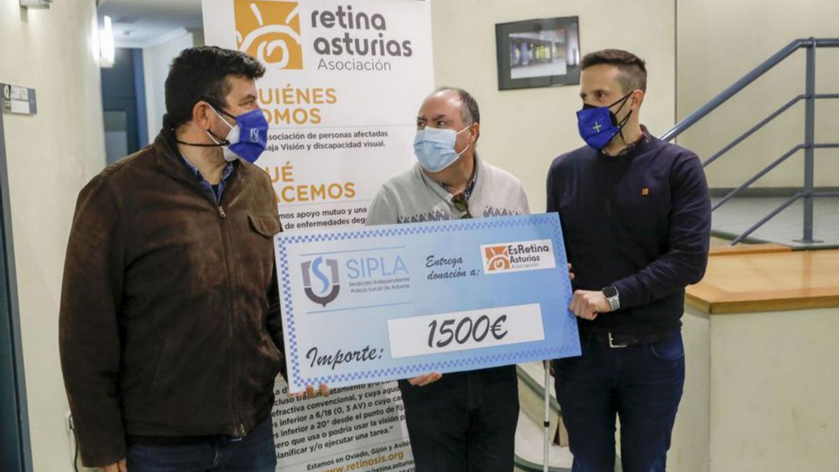 Por la izquierda, José Ramón Fuentes, Andrés Mayor e Ildefonso Rodríguez, durante la entrega del cheque.