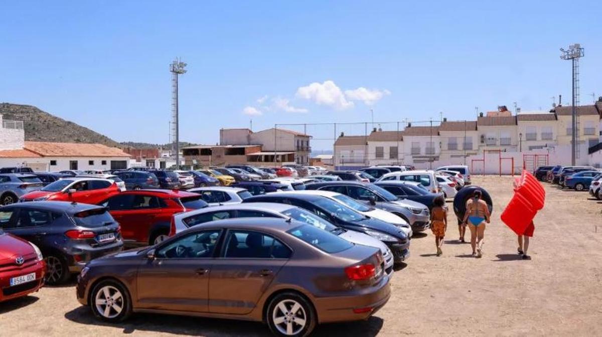 El ayuntamiento transforma en verano el campo de fútbol en aparcamiento de pago para el acceso a l'Illa de l'Esgoletja.