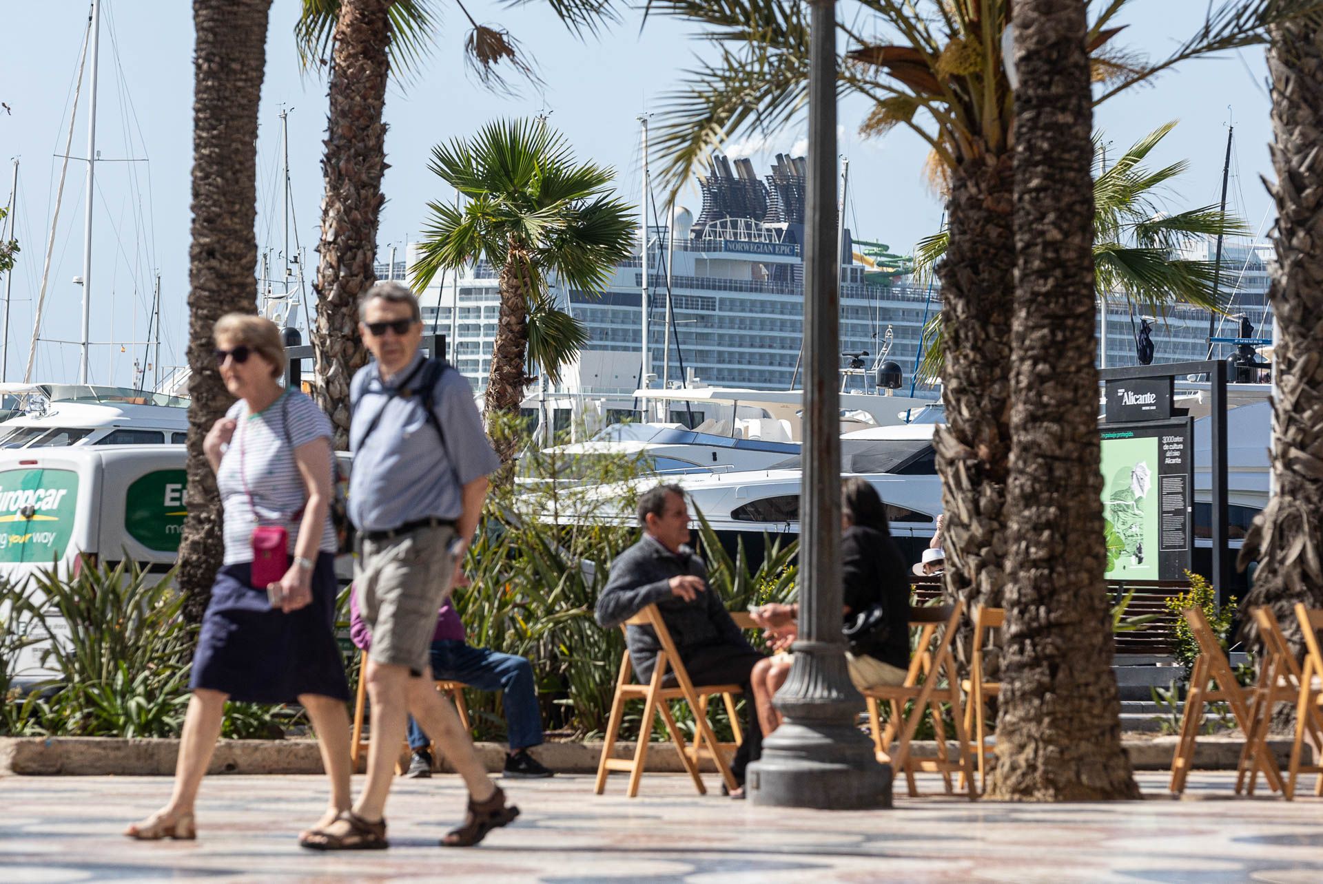 Alicante repleta de turistas con la llegada de dos cruceros