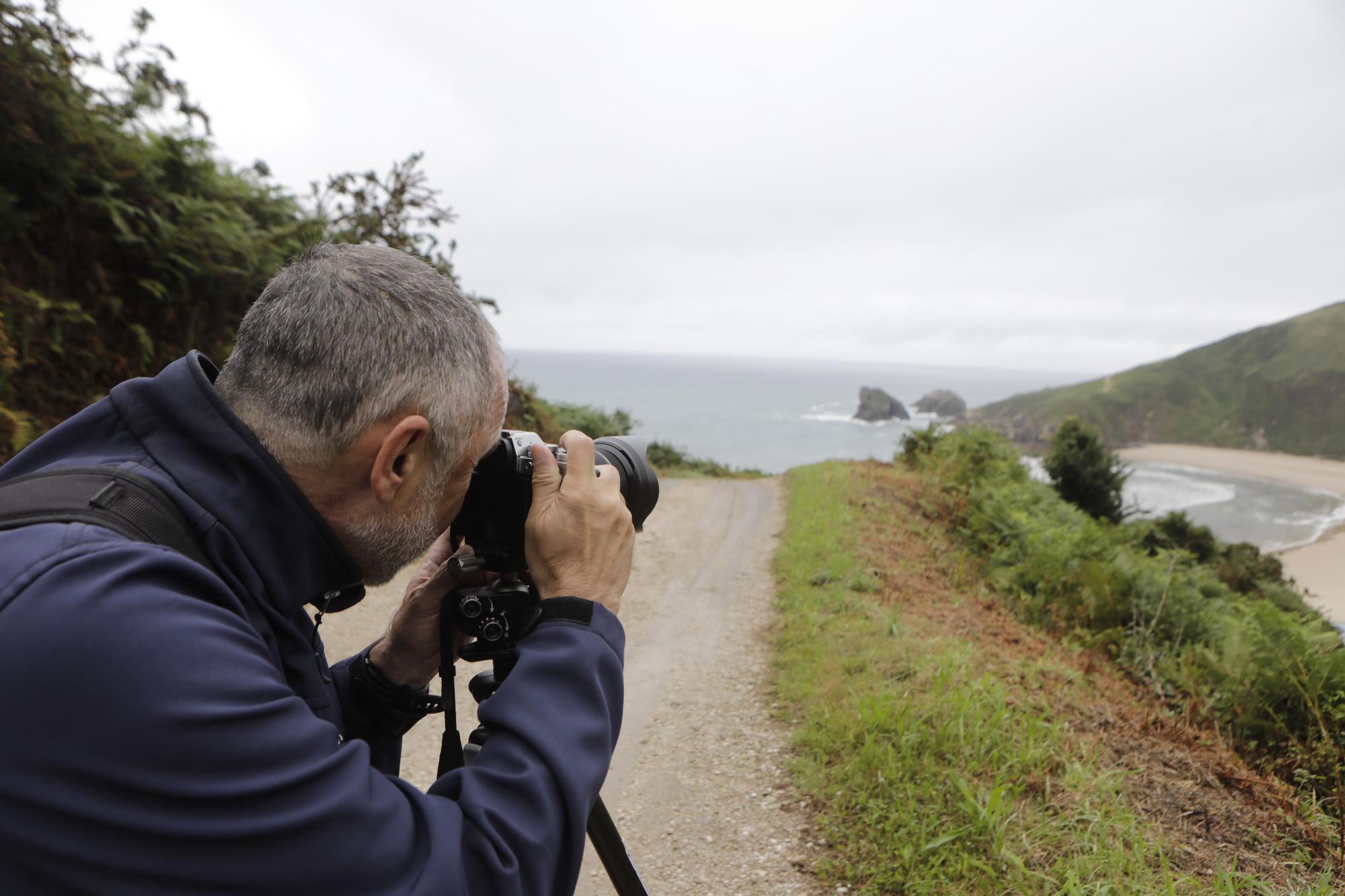 Así es Torimbia, la playa en la que a veces toca taparse