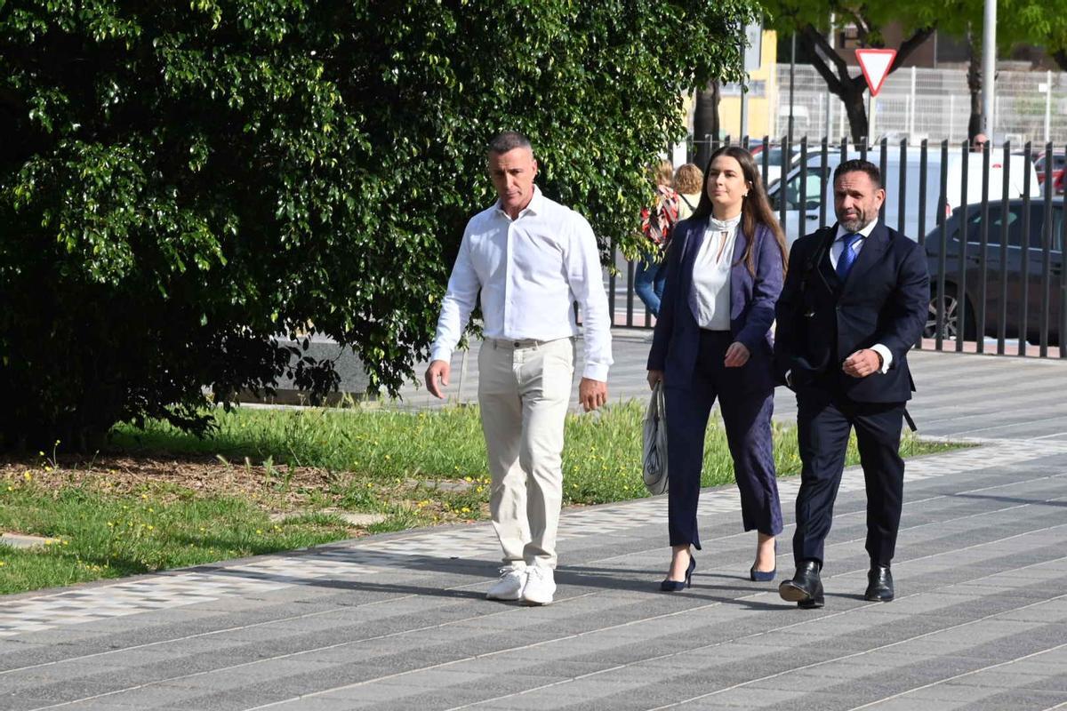 El expiloto Álex Debón, a su llegada a la Ciudad de la Justicia.