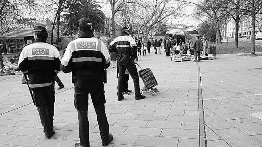 Varios agentes de Policía, de patrulla ayer por el mercado de Las Meanas.