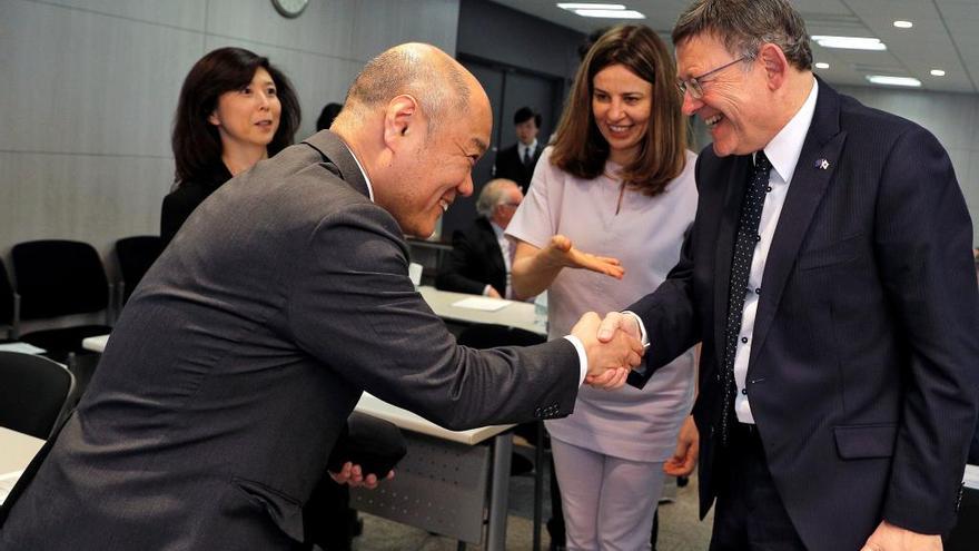 Puig saluda al vicepresidente de la Organización Japonesa de Comercio Exterior.