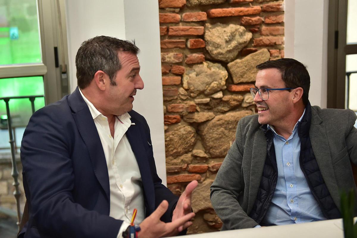 Miguel Ángel Gallardo, en Plasencia, con el presidente de Coepca, Diego Hernández.