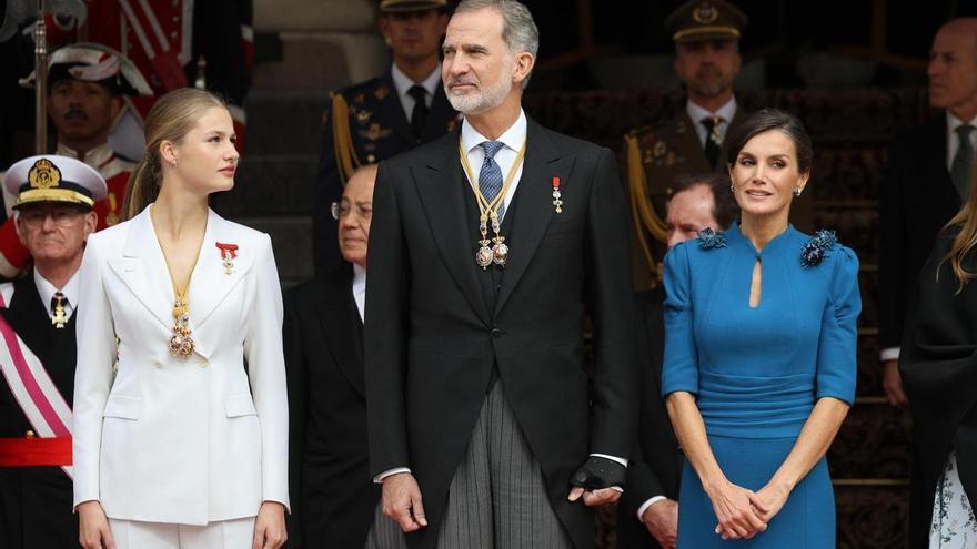 El &#039;look&#039; de Letizia en la jura de la Constitución de Leonor: un vestido reciclado con mensaje