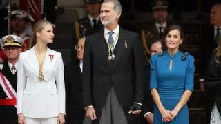 El 'look' de Letizia en la jura de la Constitución de Leonor: un vestido reciclado con mensaje