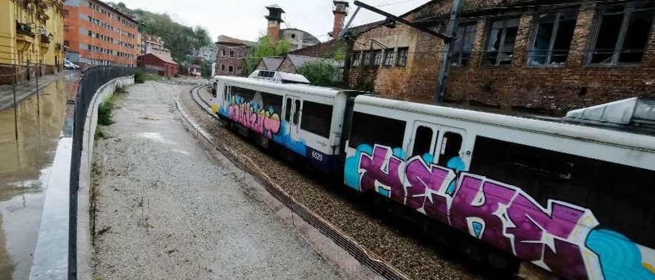 Un tren a su paso por el barrio Urquijo, uno de los tramos que irán soterrados.