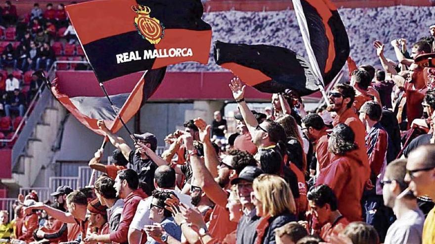 Aficionados del Mallorca animan al equipo en el partido del pasado domingo ante el Sporting.