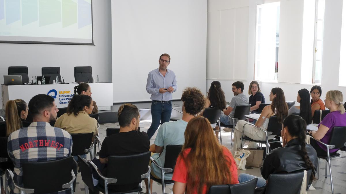 Israel Castro durante la reunión ayer con los alumnos mentores.