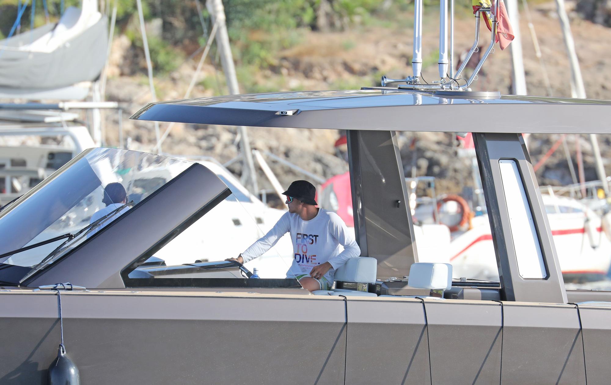 Mick Schumacher hat mit seiner Freundin Justine Huysman einen Yacht-Ausflug in der Gegend von Port d'Andratx gemacht.