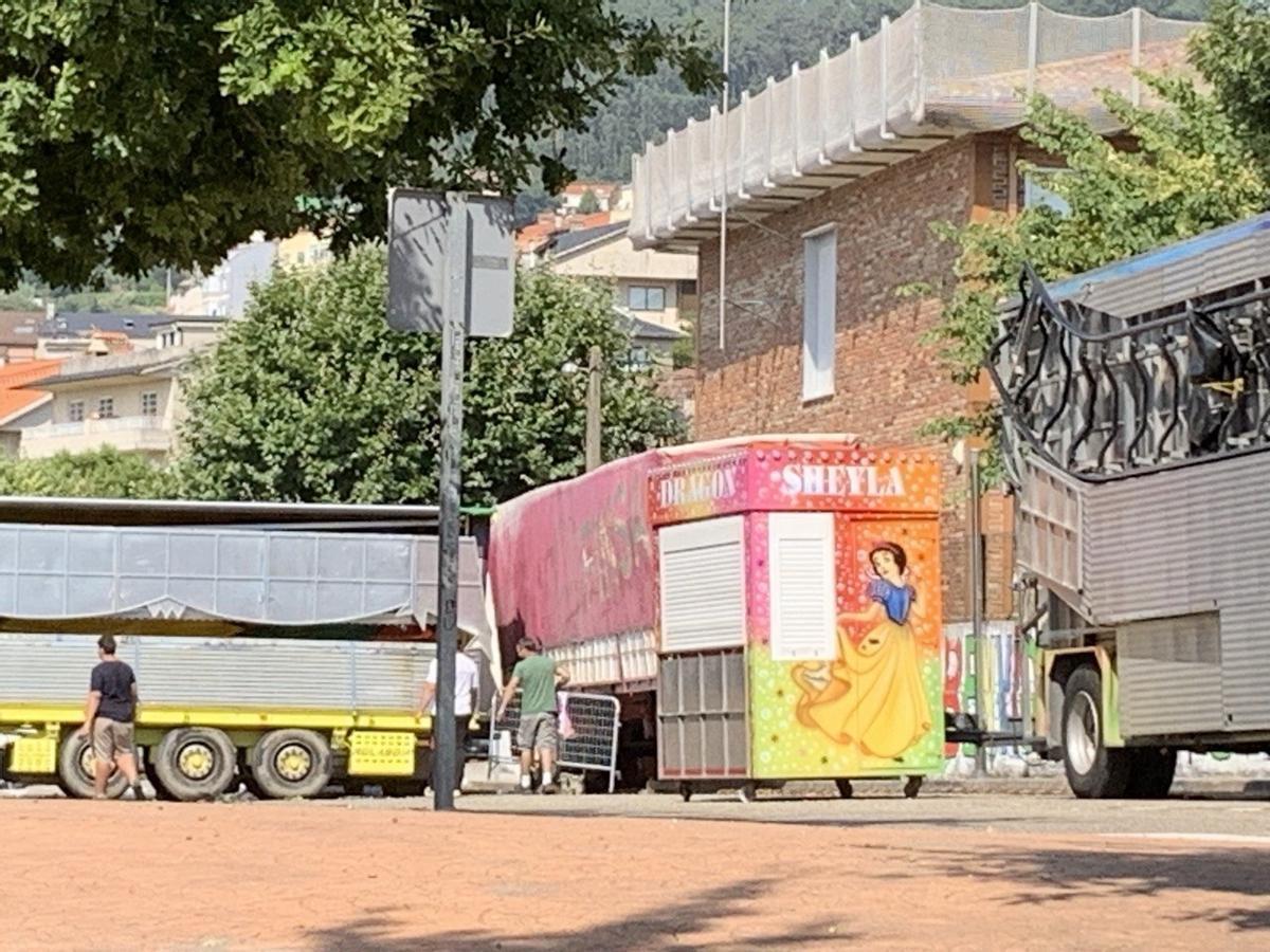 Preparación de las barracas de la fiesta.