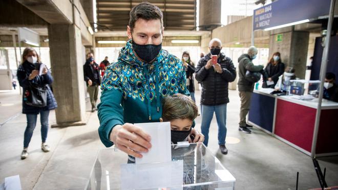 El astro argentino se acercó hasta el Camp Nou a votar con su hijo mayor