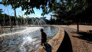 Un niño se refresca en una fuente en Madrid, en el parque Madrid Río, a 3 de agosto de 2024, en Madrid (España).