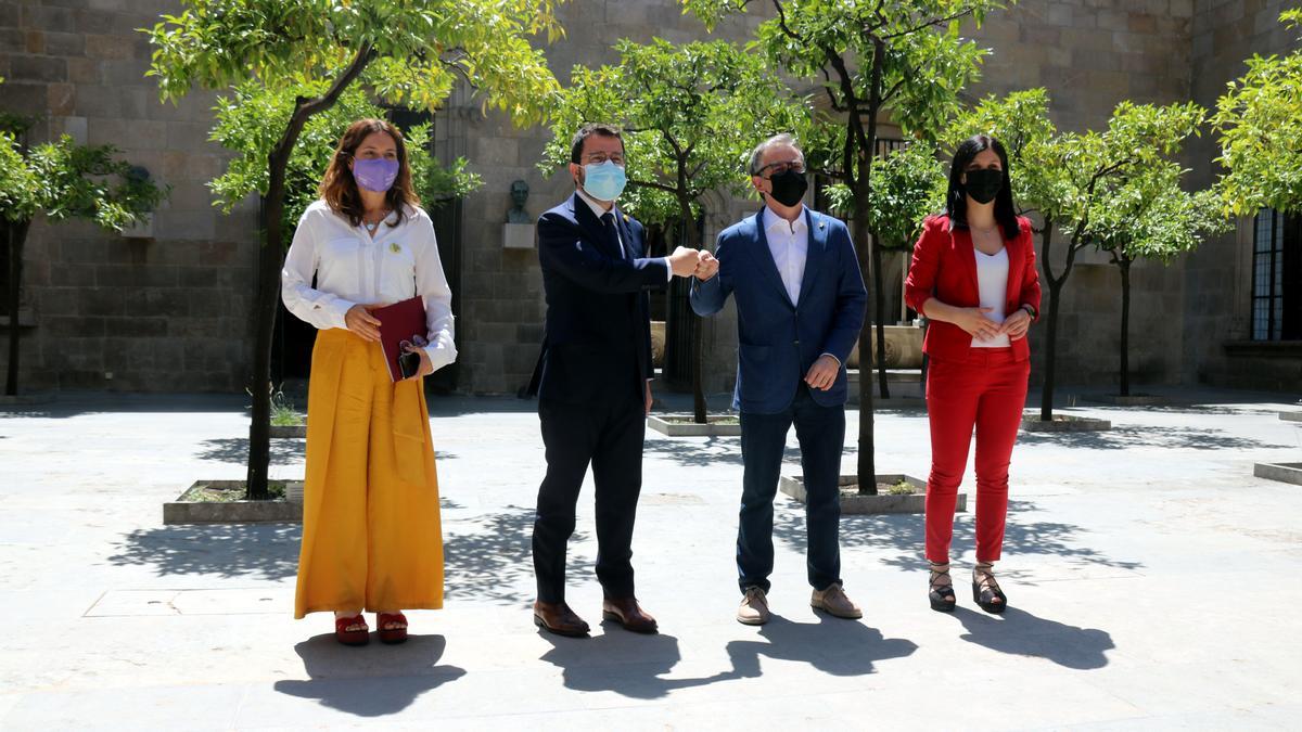 El president, Pere Aragonès, i la consellera de Presidència, Laura Vilagrà, amb Josep Maria Jové i Marta Vilalta (ERC) al Palau de la Generalitat.