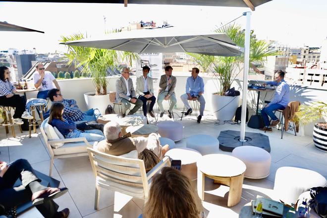 El ganadero Pedro Jovani junto a los toreros Román y Samuel Navalón, encandilan en las tertulias taurinas de Levante-EMV