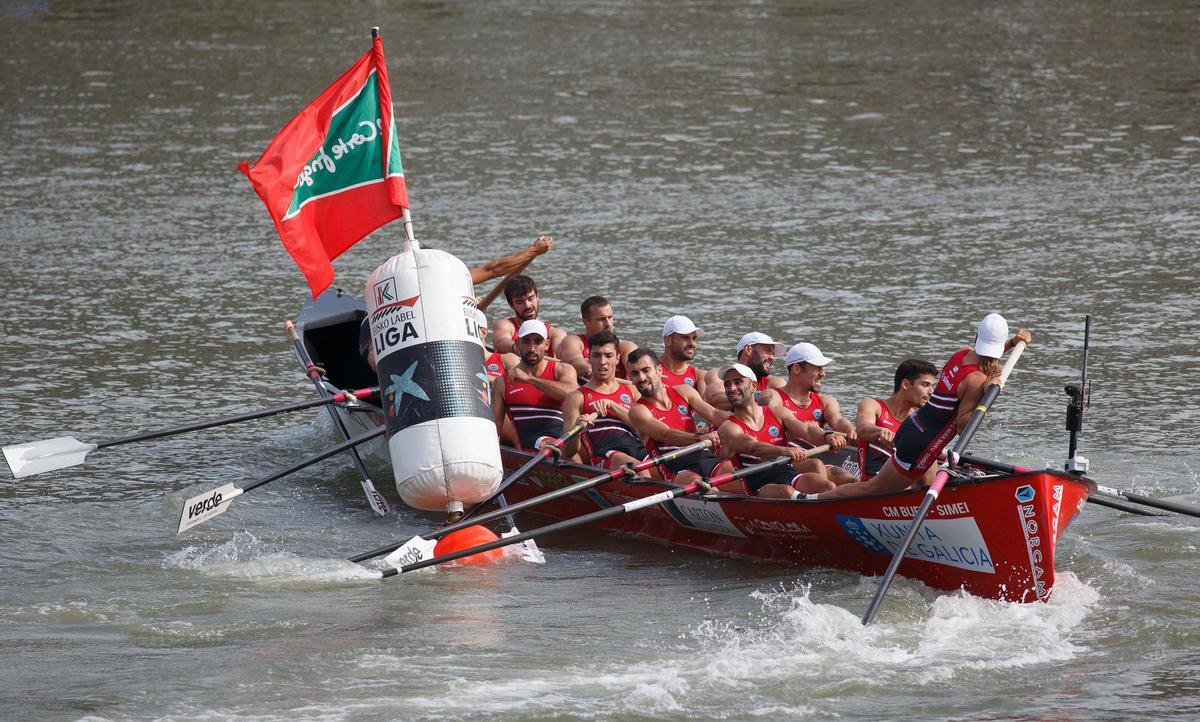 Una de las maniobras de virada de la trainera de Bueu durante la regata de ayer en Portugalete.