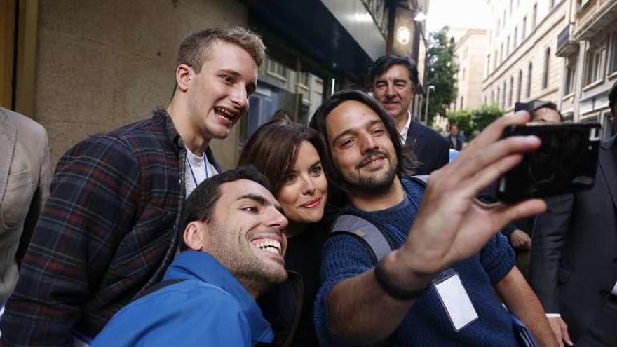 La vicepresidenta se hace un selfie con jóvenes en Salamanca.