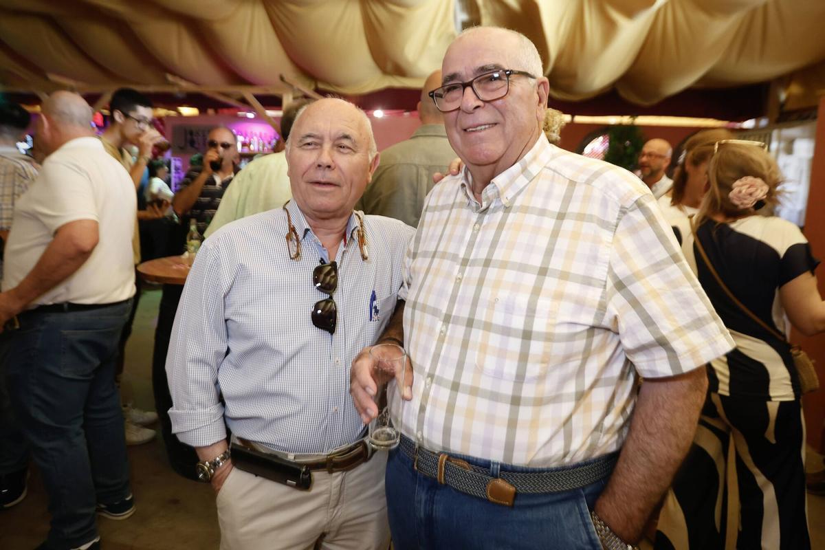 Peñas y el PSOE brindan en un caluroso sábado de Feria