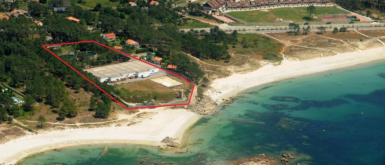 Imagen de archivo en la que se aprecian las instalaciones de la vieja Megalmar (en rojo) y su estratégica ubicación, entre las playas de Raeiros y Area da Cruz.