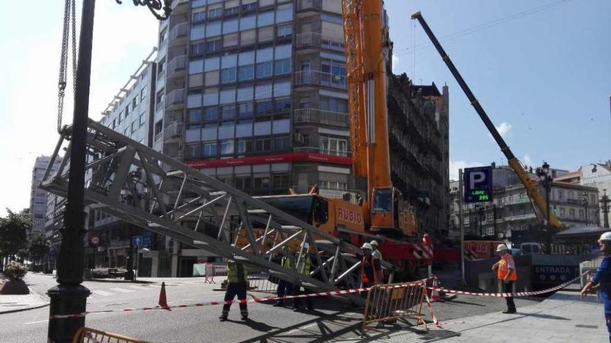 Una de las piezas de la grúa que se desmontó del edificio abandonado de Colón, 30. // A. Blanco