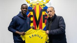 Eric Bailly posa con la camiseta del Villarreal