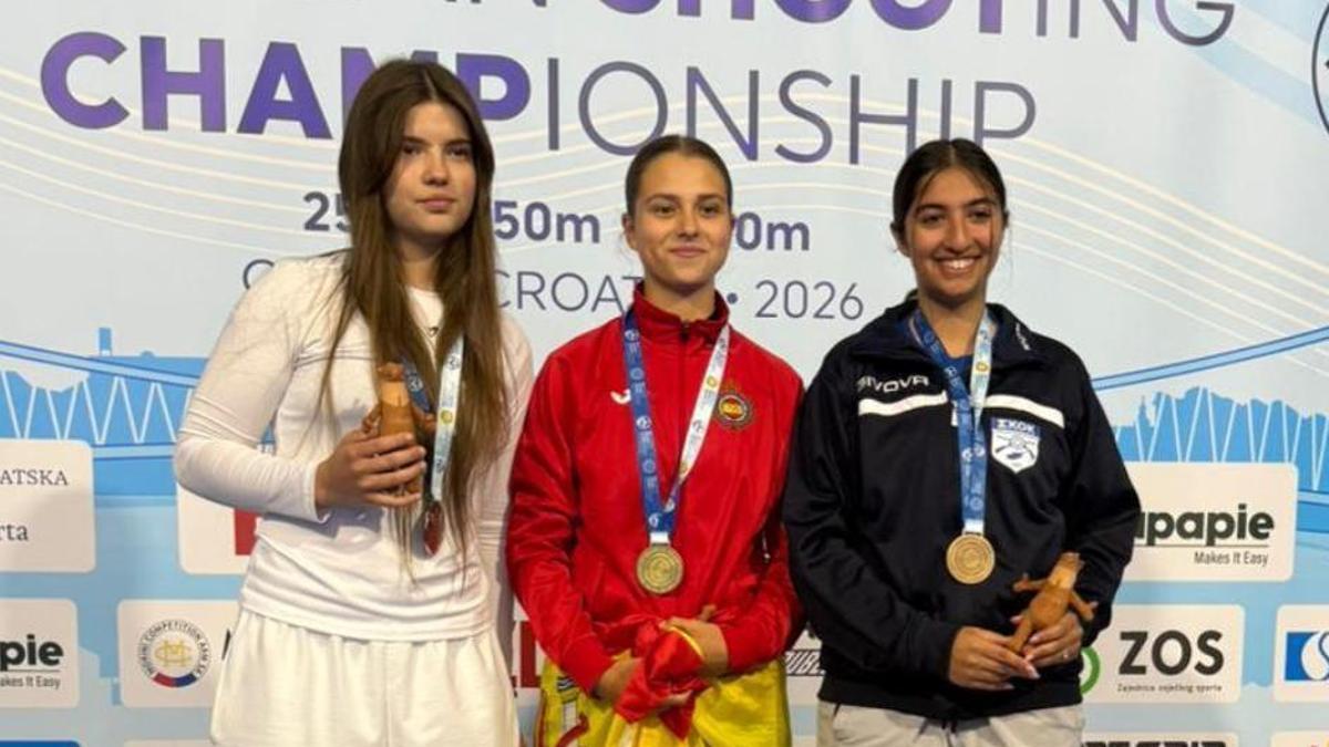 Irene del Rey, en el centro, tras ganar el oro europeo individual juvenil por segundo año seguido.