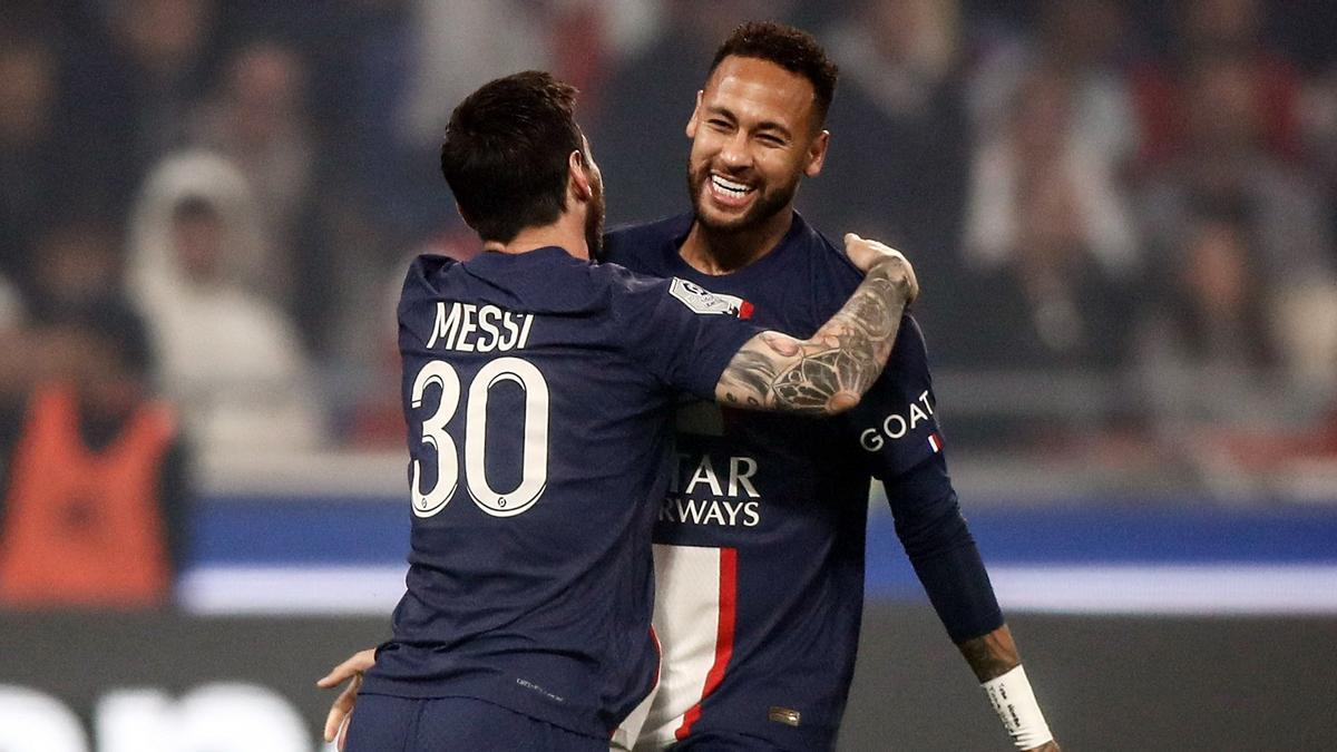 Messi felicita a Neymar, que le dio la asistencia del gol que marcó con el PSG al Olympique de Lyon.