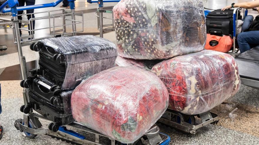 Estos son los motivos por los que no deberías forrar tu maleta de plástico cuando viajas