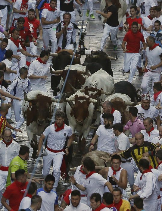 Una manada de toros de la ganadería de Fuente Ymbro, que se ha ido estirando en el recorrido hasta romperse en la calle Estafeta, ha creado emoción en el primer encierro de los Sanfermines de 2016.