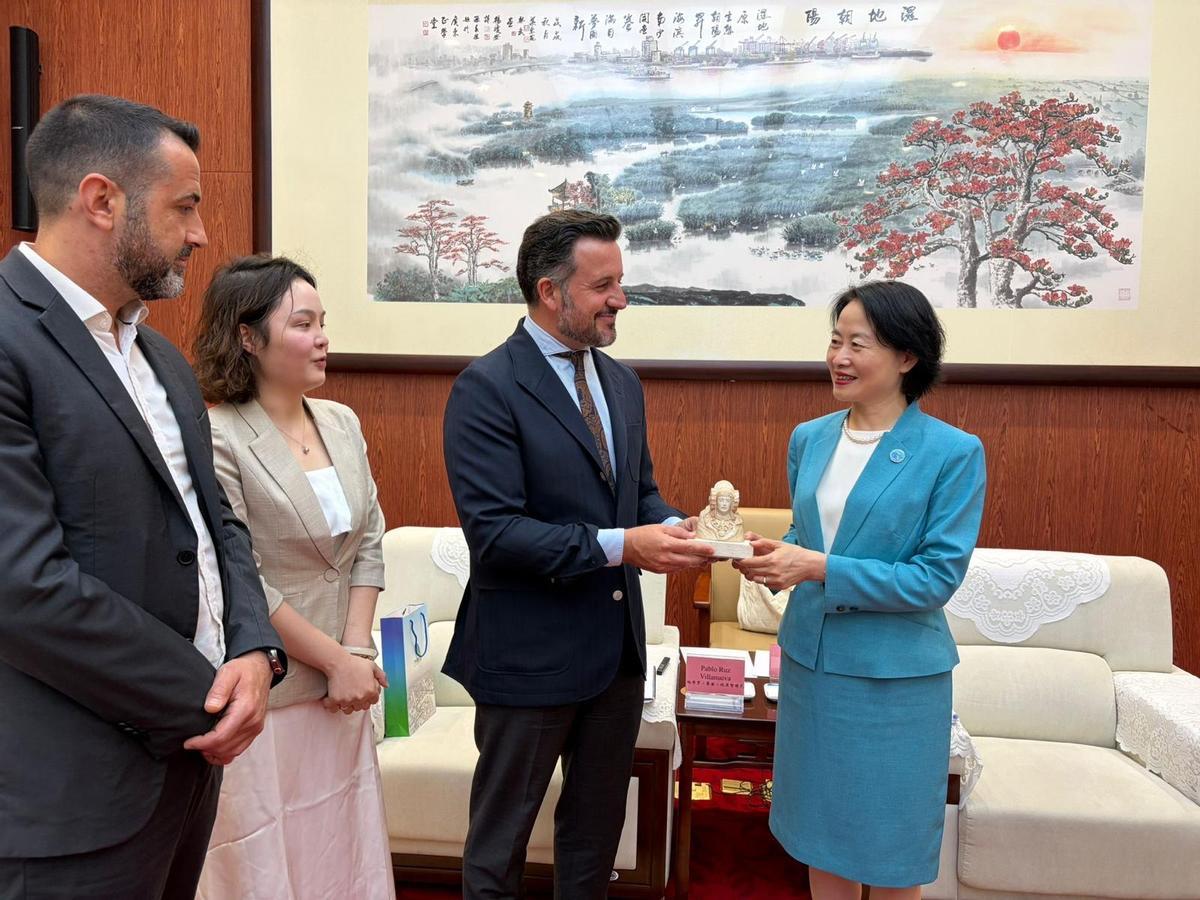 Pablo Ruz regalaba una reproducción de la Dama de Elche a la delegación china